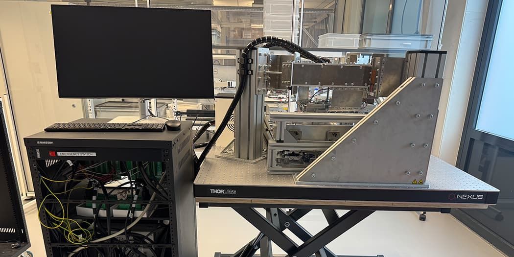 Demonstrator setup for the piezoelectric damping of a 6-DoF vibration isolation frame