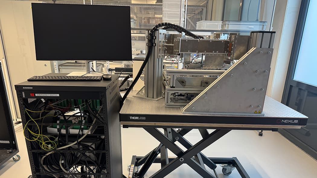 Demonstrator setup for the piezoelectric damping of a 6-DoF vibration isolation frame