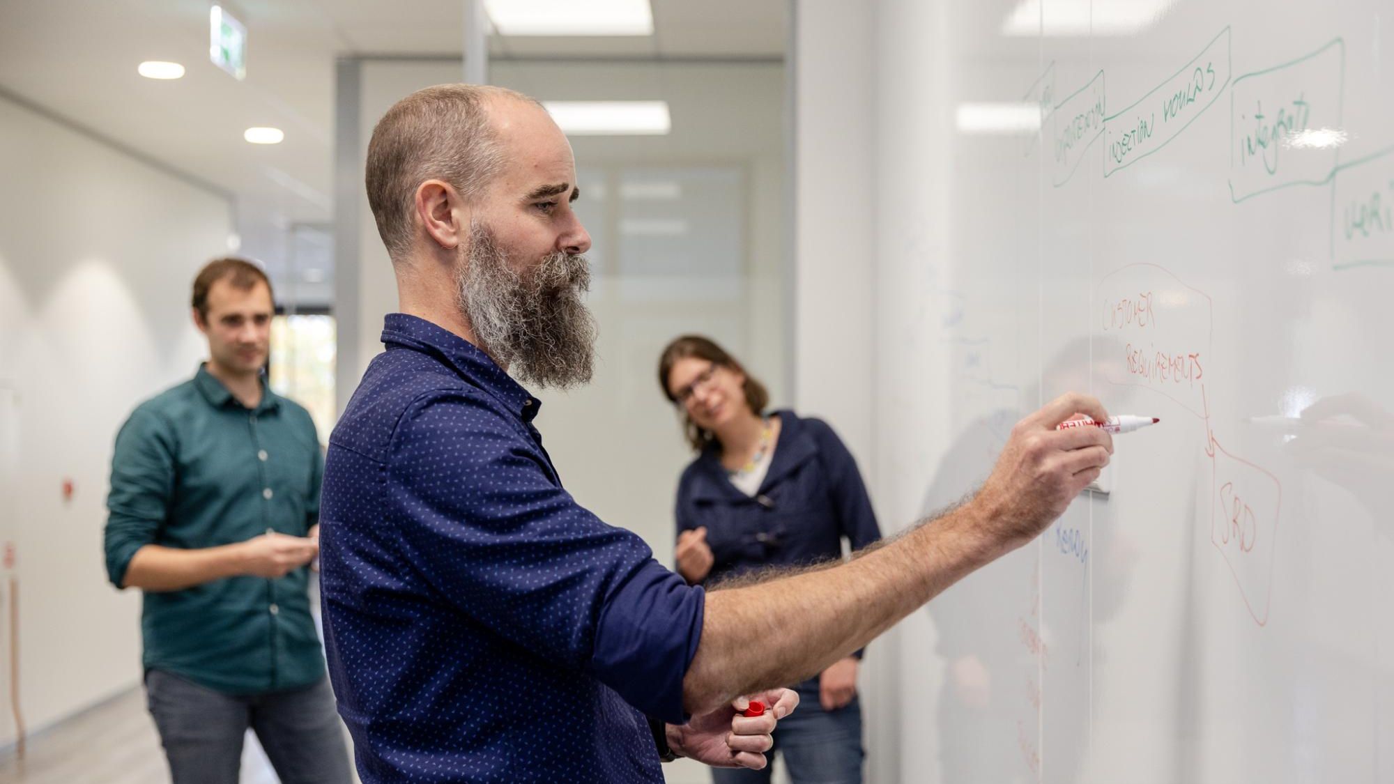 Header_meeting_male_writing_whiteboard