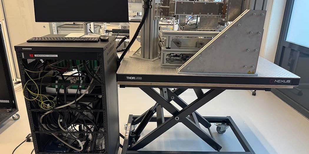 Demonstrator setup for the piezoelectric damping of a 6-DoF vibration isolation frame