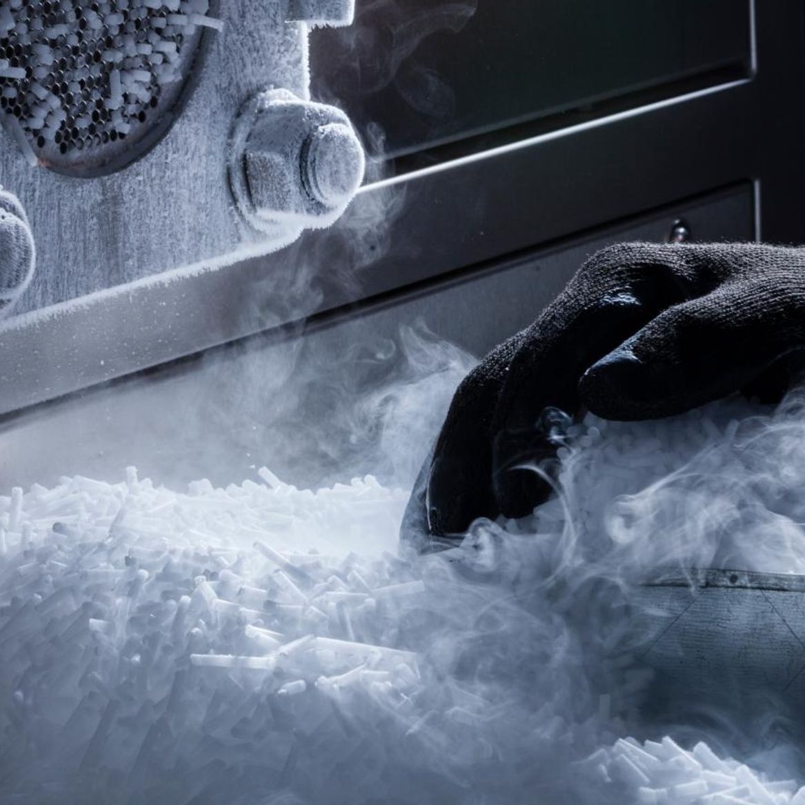 Demcon_hightech_hands_smoke_cold