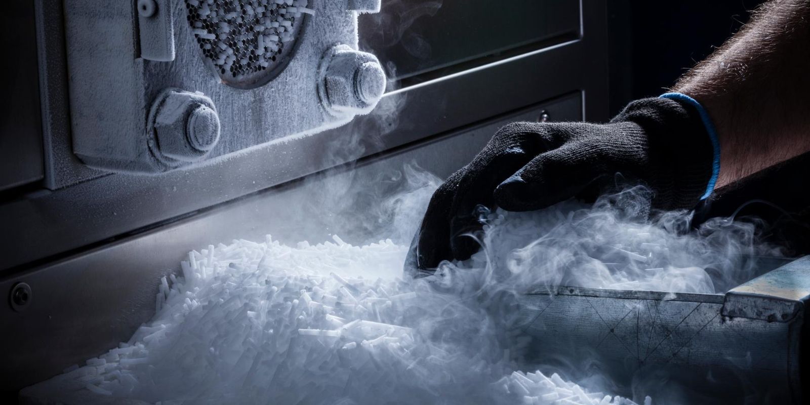 Demcon_hightech_hands_smoke_cold