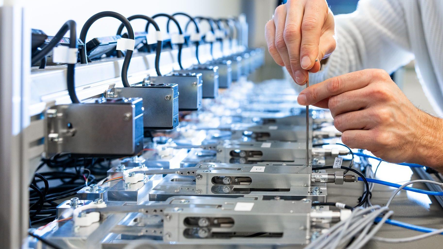 Header_expertises_arm_screwdriver_component