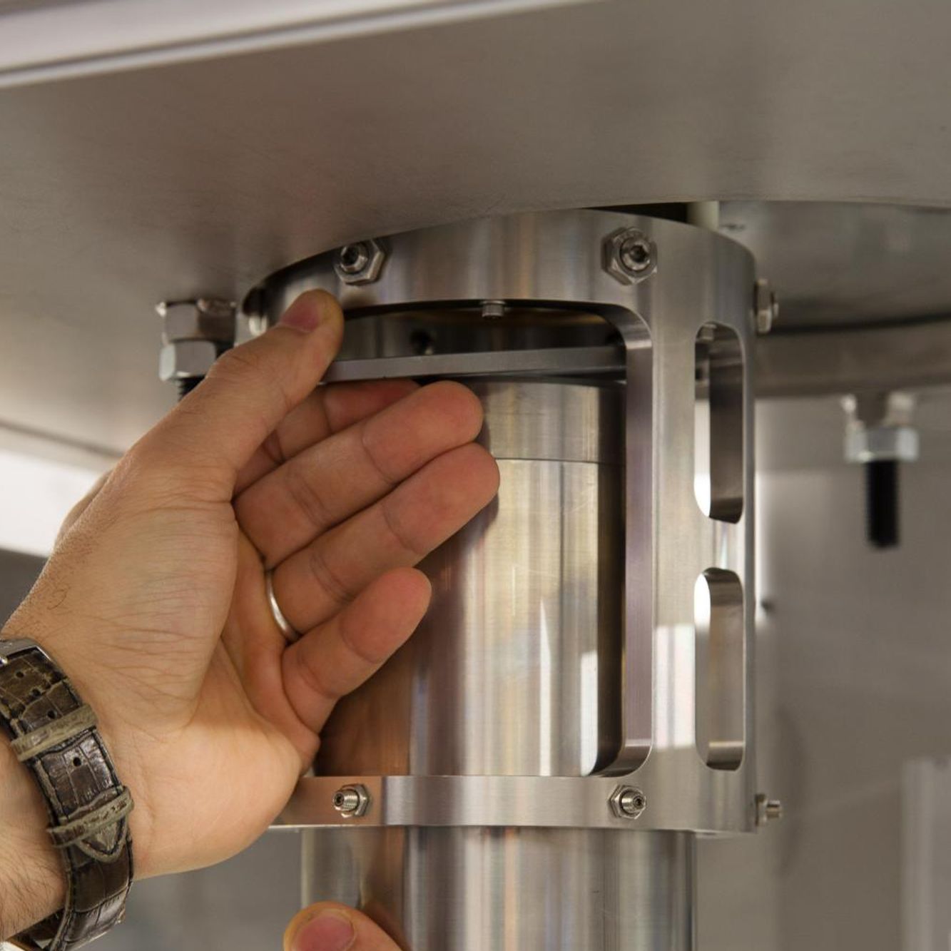 Demcon_hightech_engineer_hands_machine