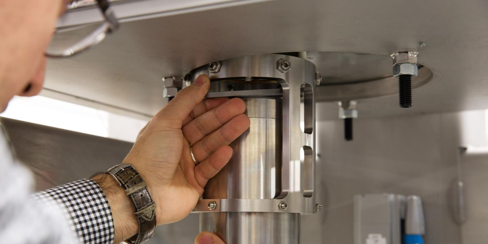 Demcon_hightech_engineer_hands_machine