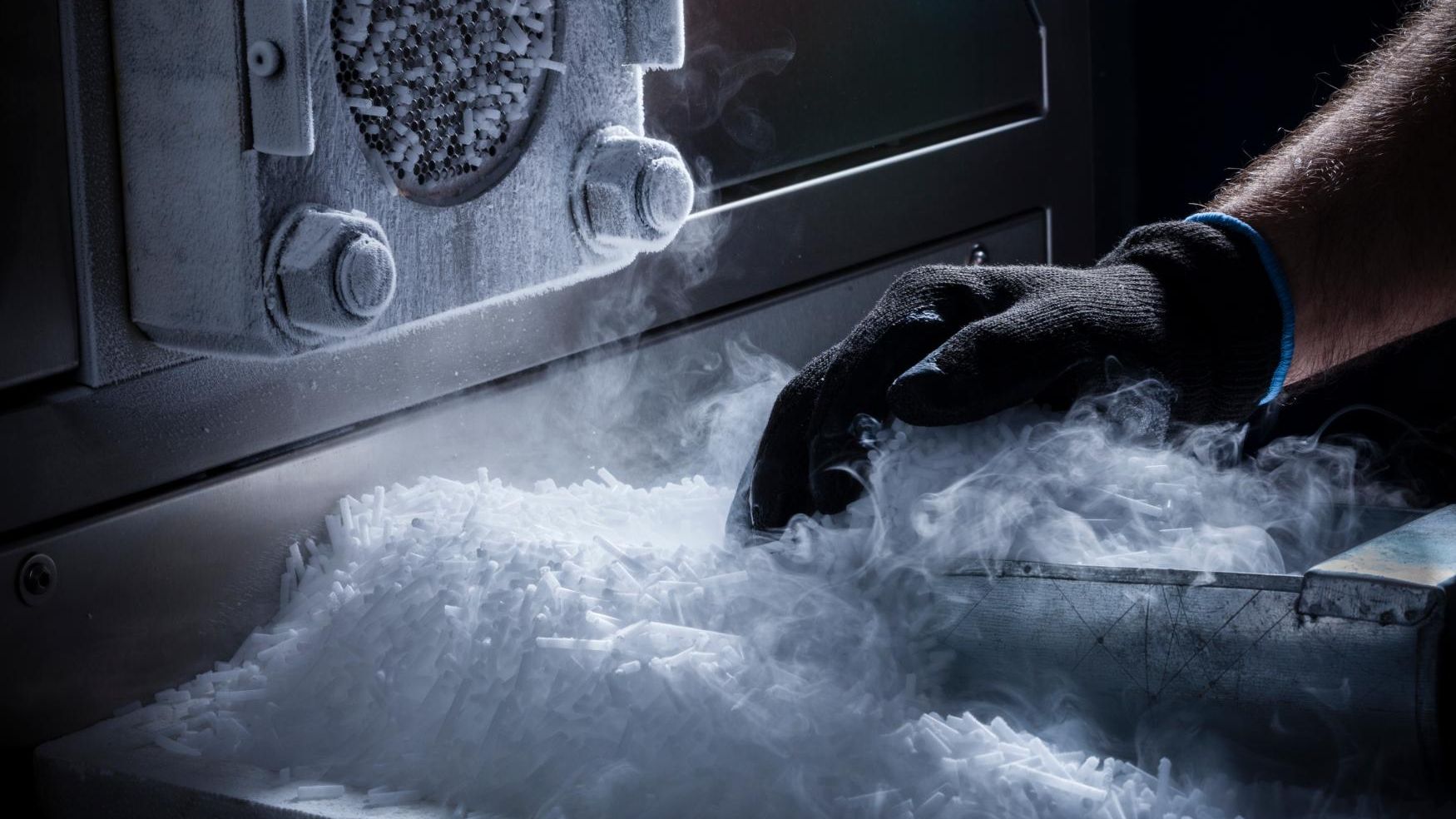 Demcon_hightech_hands_smoke_cold