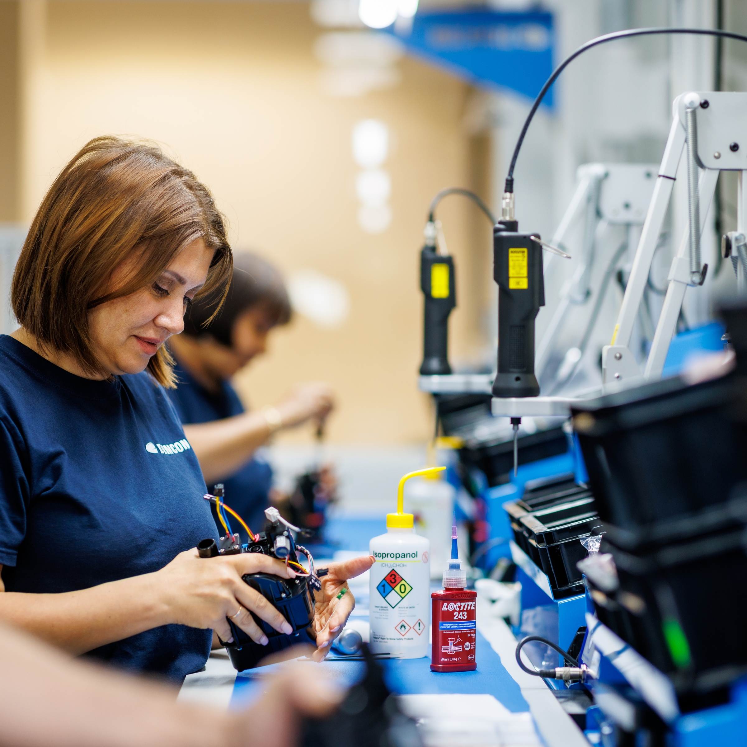Female_technician_table_components