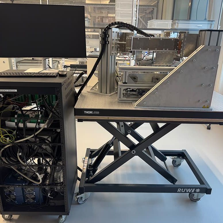 Demonstrator setup for the piezoelectric damping of a 6-DoF vibration isolation frame