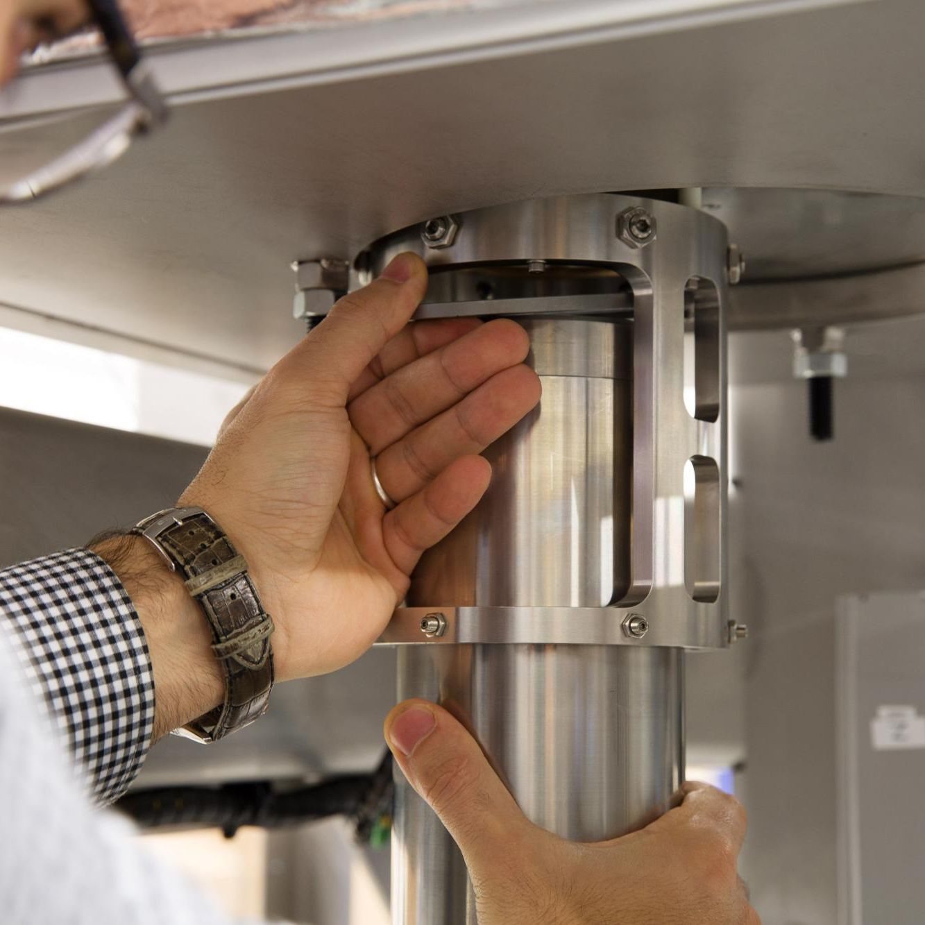 Demcon_hightech_engineer_hands_machine