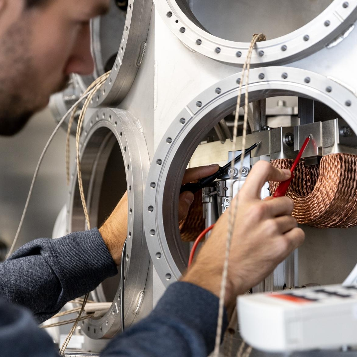 Demcon_hightech_engineer_inside_system