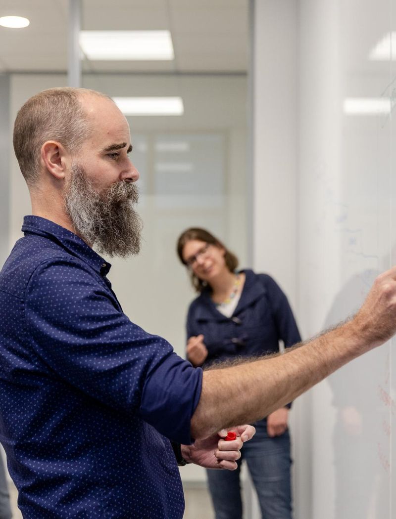 Header_meeting_male_writing_whiteboard