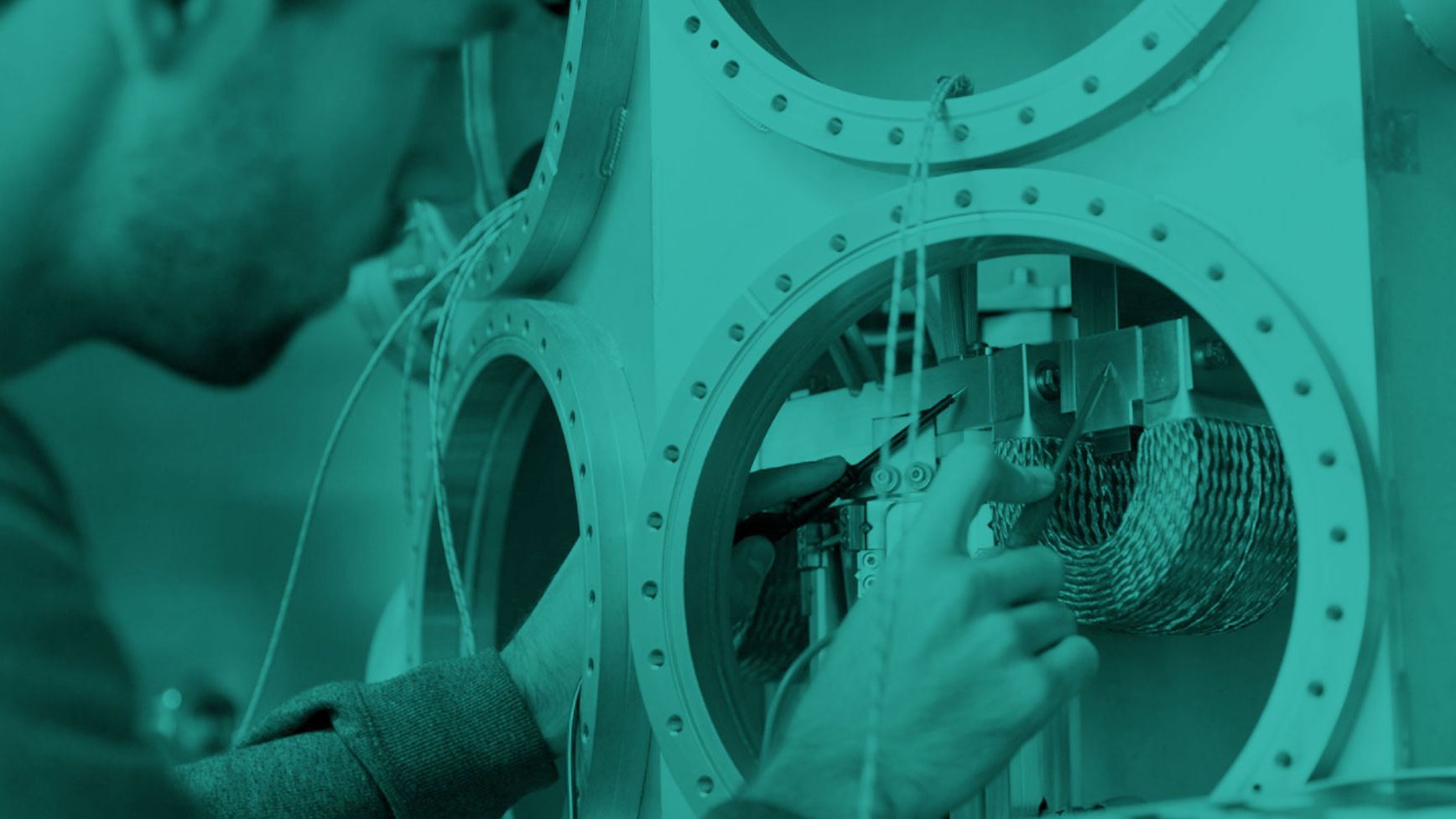 Homepage_header_hands_with_machine