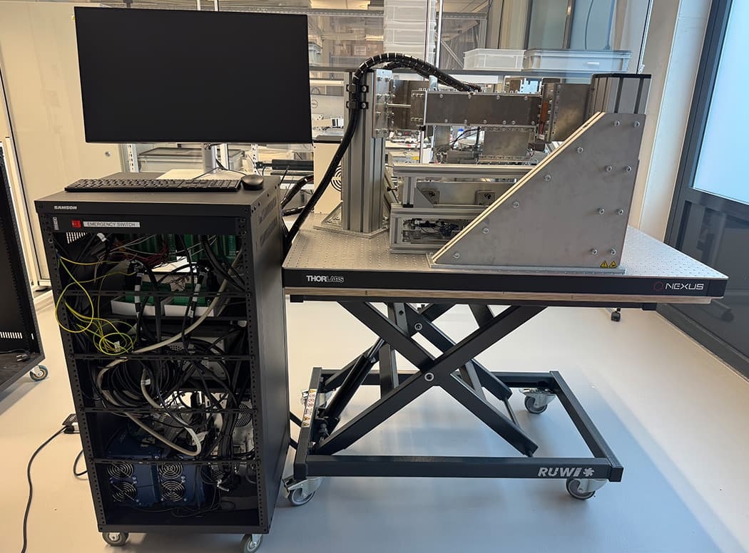 Demonstrator setup for the piezoelectric damping of a 6-DoF vibration isolation frame