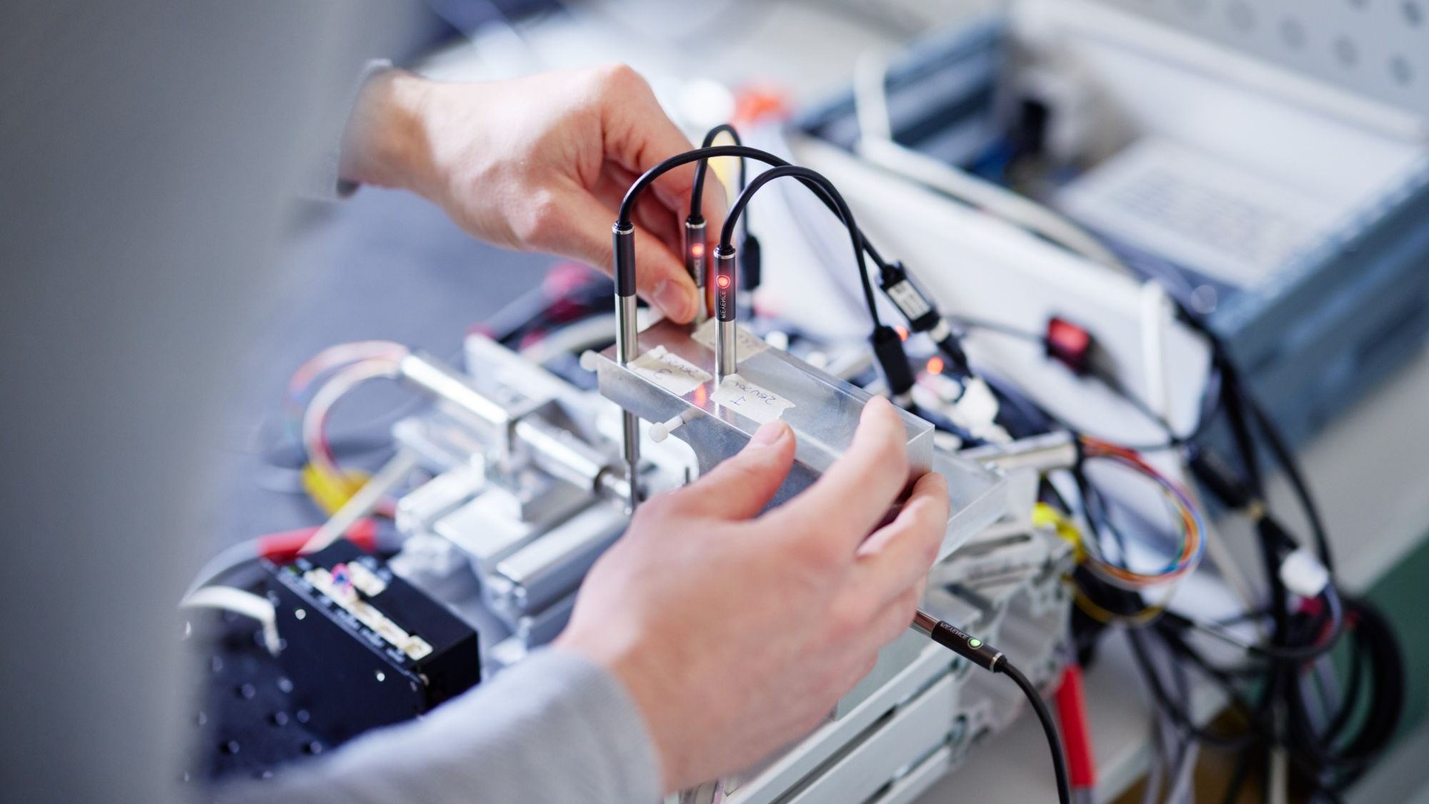 Demcon_hightech_expertise_electrical_hands