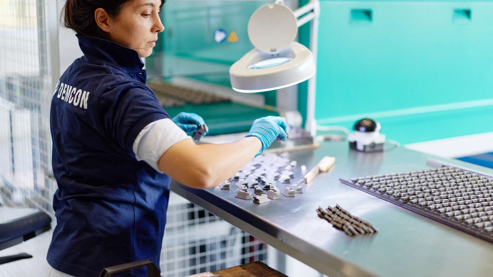 Header_expertises_arm_components_silicone_glove